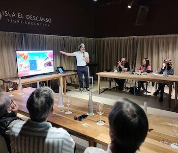 Beto Resano, de UXArt, da explicaciones durante el seminario sobre NFTs en Isla El Descanso 