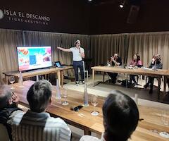 Beto Resano, de UXArt, da explicaciones durante el seminario sobre NFTs en Isla El Descanso 