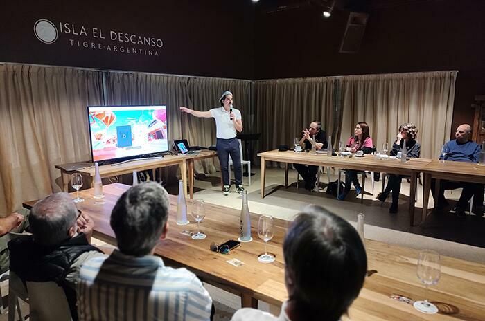 Beto Resano, de UXArt, da explicaciones durante el seminario sobre NFTs en Isla El Descanso 