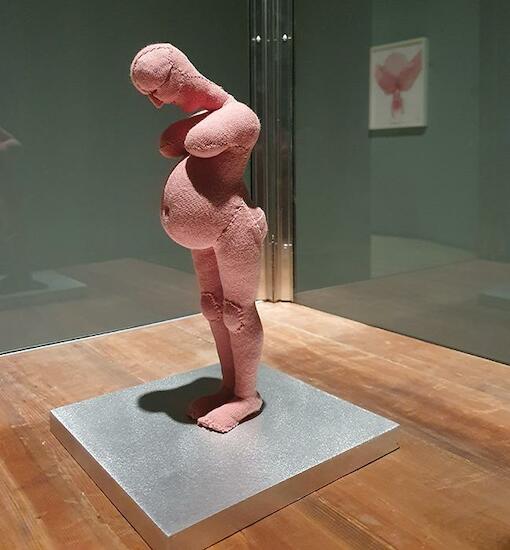 Louise Bourgeois. Pregnant Woman, 2003 (Mujer embarazada) Tela y acero inoxidable. 