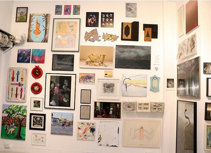 Del piso al techo en Galería Cecilia Caballero