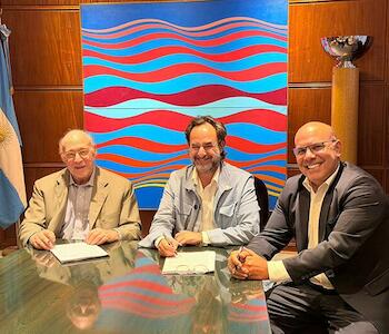 Julio Crivelli, presidente de la Asociación Amigos del Museo de Bellas Artes, Tulio Andreussi Guzmán, presidente del FNA, y Ezequiel Cassagne, Prosecretario de la Asociación