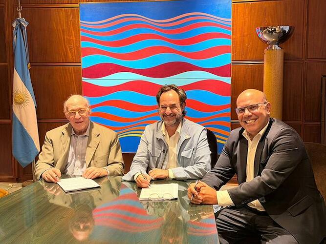 Julio Crivelli, presidente de la Asociación Amigos del Museo de Bellas Artes, Tulio Andreussi Guzmán, presidente del FNA, y Ezequiel Cassagne, Prosecretario de la Asociación