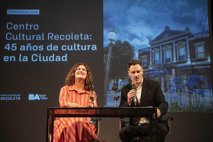 La ministra de Cultura de la Ciudad, Gabriela Ricardes, y del director de la institución, Maximiliano Tomas,