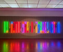 Román Vitali. "La Espera" ( L’attesa) Año: 2017-24.  Luz de neón. Transformadores y secuenciadores. Tejido con cuentas de acrílico facetadas y tanza sobre estructuras de madera revestidas en oro a la hoja. Pintura y dibujo sobre pared. Dimensiones: 300 x 920 x 20 cm.