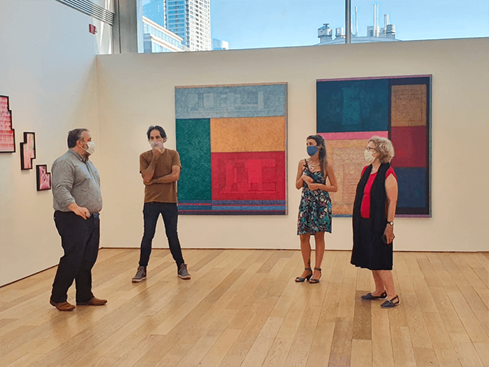 Germán Barraza Director artístico de Colección Fortabat, el artista Estanislao Florido, Paula hija de Alejandro Puente junto a su madre