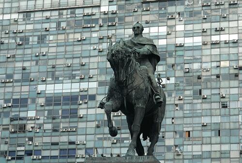 Montevideo, otra de las ciudades de América retratadas por Zuviría