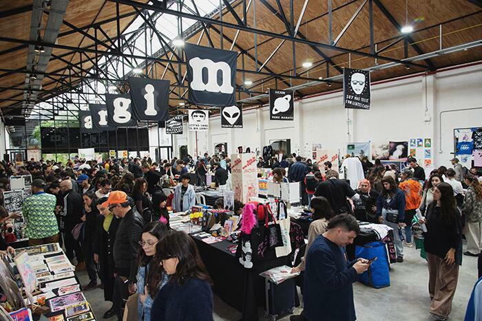 El galpón del Parque de la Estación colmado de visitantes recorriendo los stands de arte impreso. Foto: cortesía de @comomegusta.lanoche