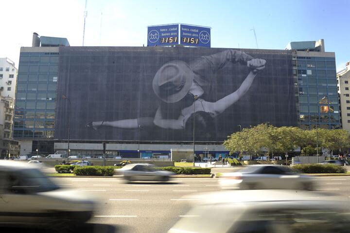 Fotografía de Aldo Sessa sobre el tango en la fachada del Edificio Del Plata.