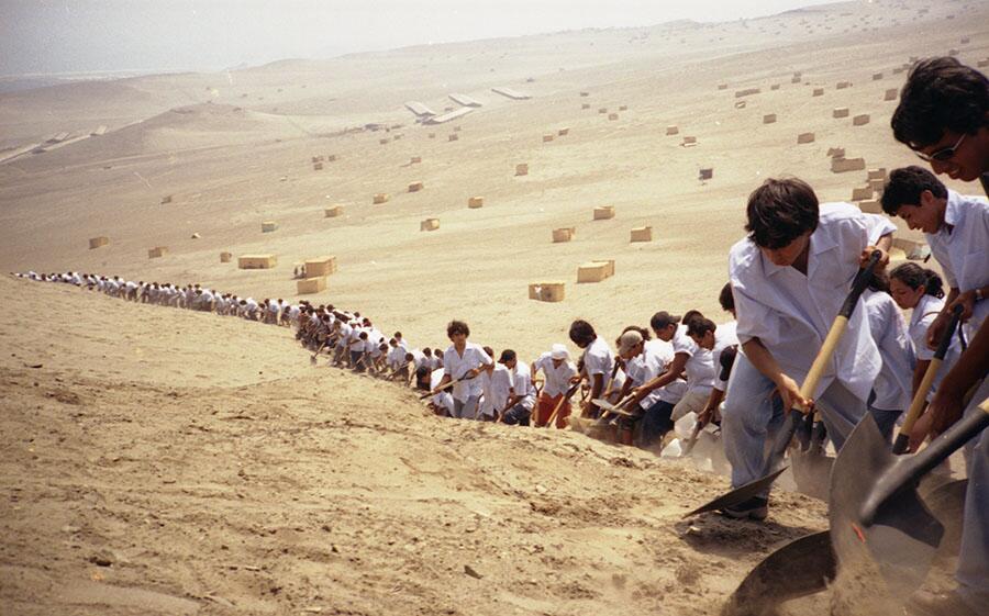 Francis Alÿs. Cuando la fe mueve montañas, 2002. Dos décadas después en  Proa 21 - Arte-Online