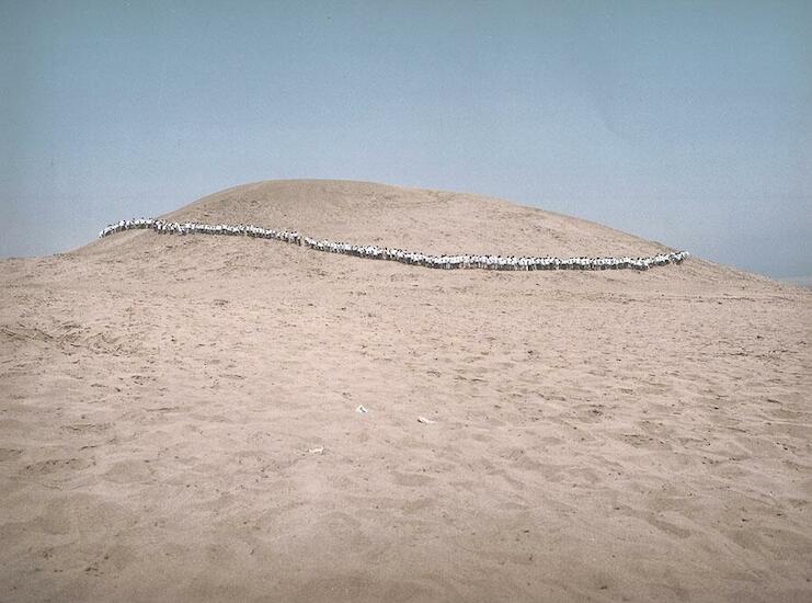 Francis Alÿs. Cuando la fe mueve montañas. Registro de acción, 2002 