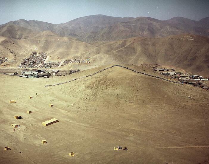 Francis Alÿs. Cuando la fe mueve montañas. Registro de acción, 2002 