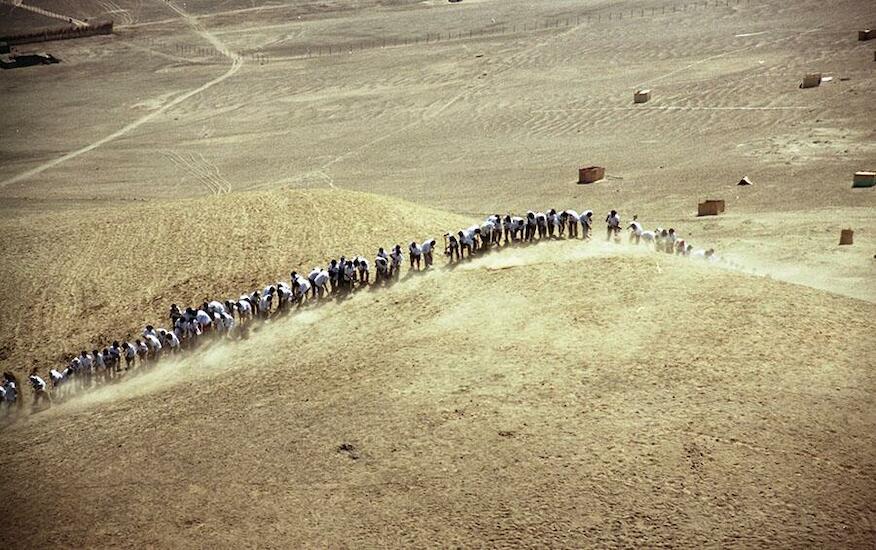Francis Alÿs. Cuando la fe mueve montañas. Registro de acción, 2002