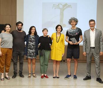 Miembros del jurado junto al artista ganador en el Museo Moderno. PH Guido Limardo