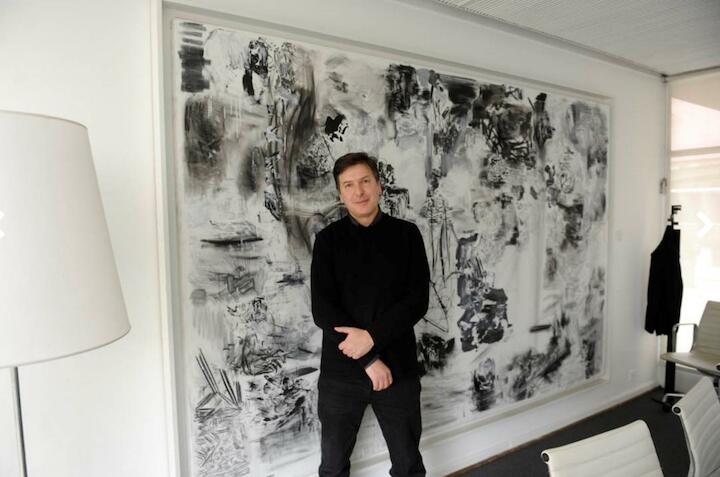 Andrés Duprat en su despacho del MNBA con una obra de Eduardo Stupía. Foto: Ariel Grimberg