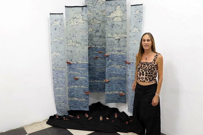 María Florencia Pinós junto a su obra