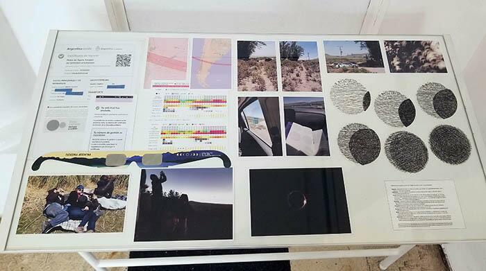 Mesa de documentación: Viaje a un eclipse. Rutagramas, fotos y mapas del eclipse total de sol 14 de diciembre de 2020 en Escuela 44 de Neuquén cerca de Santo Tomás sobre la Ruta provincial 47. Permisos para circular. Definiciones. Dibujos e impresiones sobre papel. Mesa de aprox. 50 x 80 cm. Ingrid Roddick. 2022