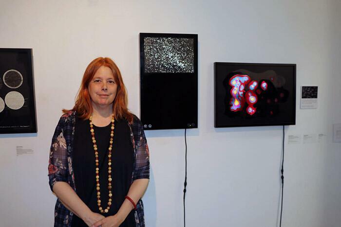 Ingrid Roddick junto a su obra