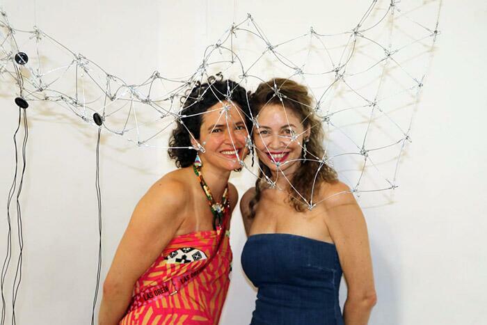 La artista Juliana Herrero junto a la Curadora Vanesa Catellani