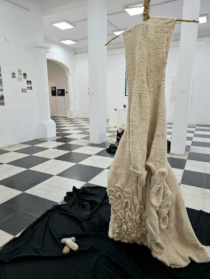 "Momentos tej (idos)" Vestido de lana natural, tejido a crochet  Aprox.2 mts. Incluyendo la cola. Work in progress . 2014-2017 