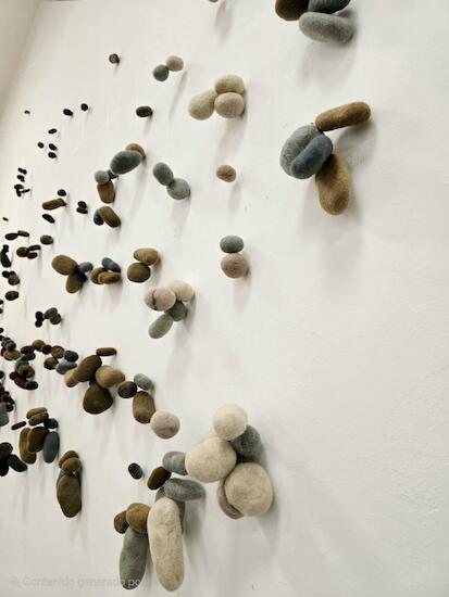 "Un descanso de piedras y de lana". Instalación con piedras en lana fieltrada (198 piedras fieltradas, suspendidas con tanzas).  2 mts. X 2 mts.  2022-2023 