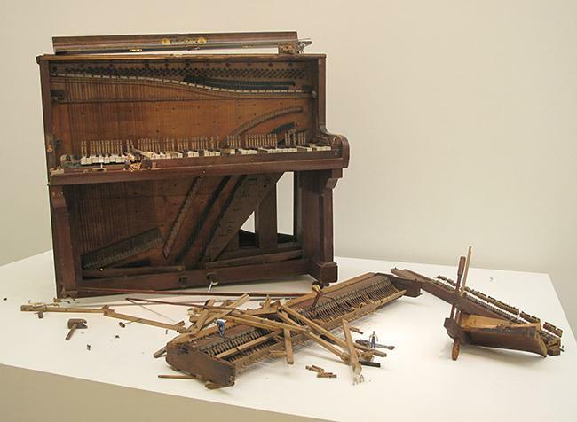 "Piano en restauración". Parte de la muestra 2015 en Ruth Benzacar