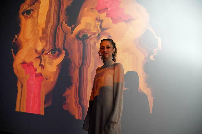La artista junto a su obra