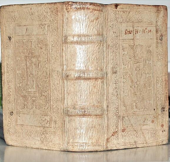 Encuadernación en pergamino estampado sobre madera, siglo XVI, para los "Comentarios al Libro de los Salmos", de FLAMINIUS