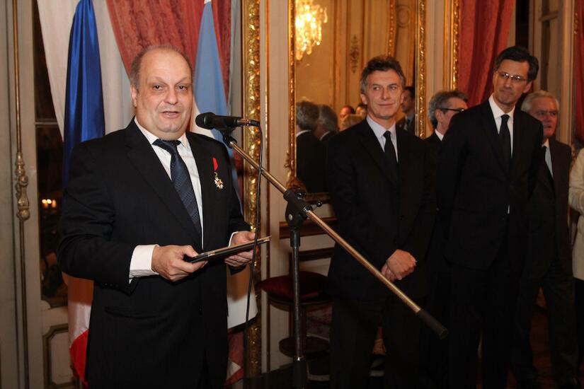 Hernán Lombardi condecorado con la Legión de Honor en la Embajada de Francia