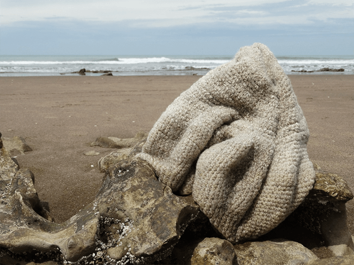 La Marea, intervención con textil en Claromecó, 2014