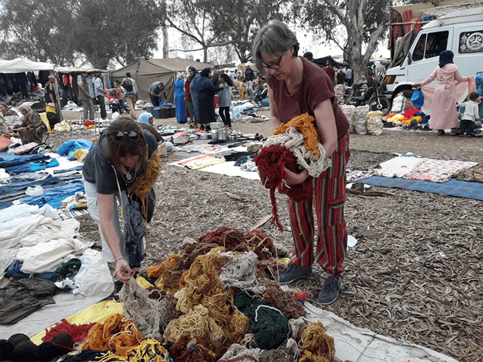 Comprando lana natural en la feria de Sidi Bouknadel, Marruecos