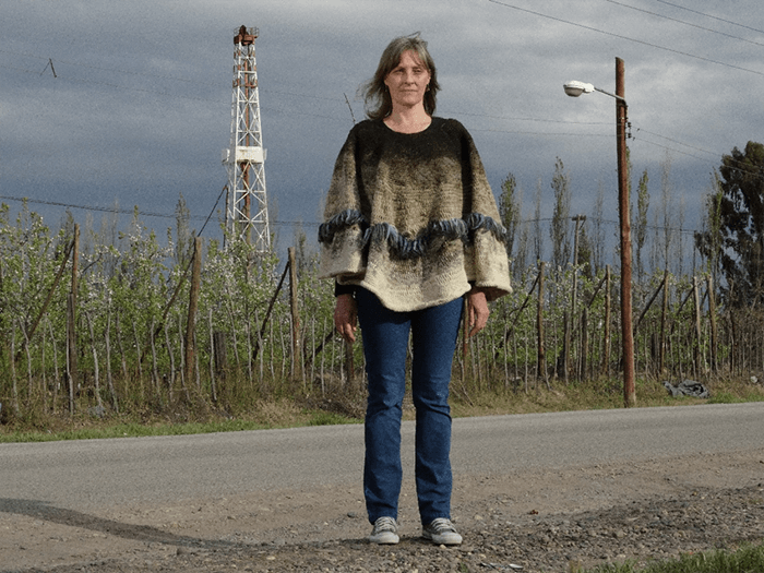 Poncho de agua, estepa y petróleo, fotoperformance con textil empetrolado