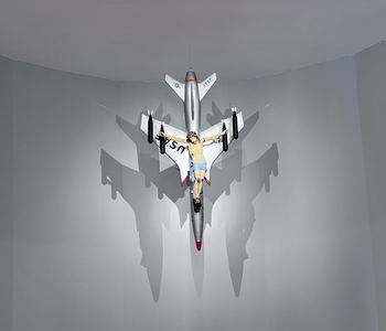 La civilización occidental y cristiana, 1965 Ensamblaje (avión de guerra de madera pintada y Cristo de yeso) 200 x 120 x 60 cm Colección Fundación Augusto y León Ferrari Arte y Acervo