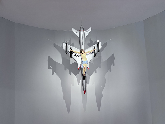 La civilización occidental y cristiana, 1965 Ensamblaje (avión de guerra de madera pintada y Cristo de yeso) 200 x 120 x 60 cm Colección Fundación Augusto y León Ferrari Arte y Acervo