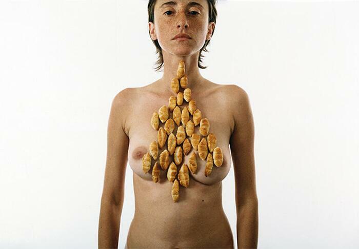 RAYUELA, Carolina Grillo, Autorretrato con panes, 2004.  Sección Radar