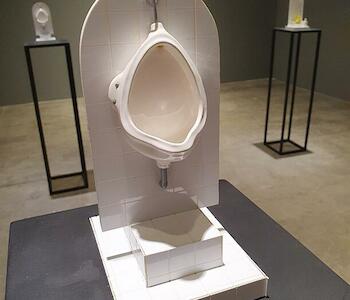 Rubén Baldemar "Mutt (eau de toilette)" de la serie Mutt, 2001. Loza, vidrio y alto impacto 60 x 16 x 13 cm.