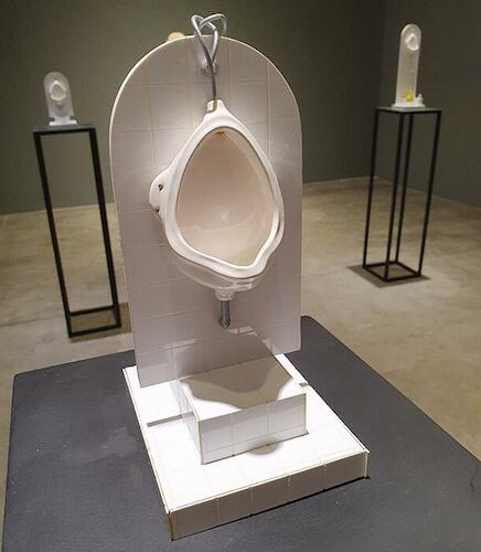 Rubén Baldemar "Mutt (eau de toilette)" de la serie Mutt, 2001. Loza, vidrio y alto impacto 60 x 16 x 13 cm.
