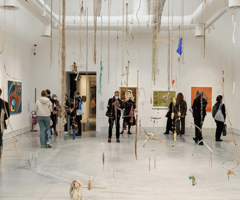 En el pabellón Giardini de la Bienal de Venecia se exhiben una serie de cuadros y una instalación que representan la obra de la artista chilena Cecilia Vicuña desde mediados de la década de 1960 hasta la fecha. 