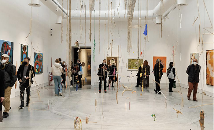 En el pabellón Giardini de la Bienal de Venecia se exhiben una serie de cuadros y una instalación que representan la obra de la artista chilena Cecilia Vicuña desde mediados de la década de 1960 hasta la fecha.