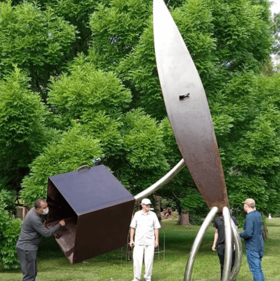 Daniel Papaleo Título: "Sonitus" Técnica: Escultura en acero inox. y acero  500 x 350 cm. 2019