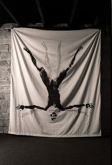 Osvaldo Salerno, Sudario 1995. Serigrafía sobre sábana doméstica de algodón usada. 236,5 x 201,4 cm