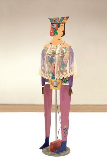 Ulises Beisso, Dora, 1990. Madera policromada, rosetas cerámicas, plástico, metal, tela y circuito eléctrico.161 x 42 x 35 cm 