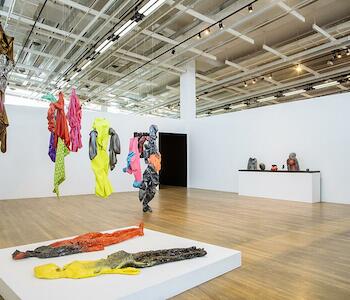 Vista de sala con obras de Marina de Caro y Ariadna Pastorini