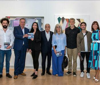 de iz q dere, el artista Manuel Call, el presidente de Bancor Daniel Tillard, la artista Magui Moavro, Carlos Ilari, director Casa de Córdoba, los artistas Maria Tarrio, Mateo Arguello Pitt, Francisco Ratti y Maria Lía Ongini, curadora de la Galería.