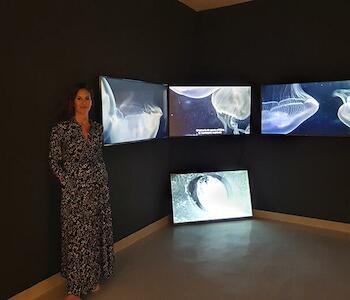 Florencia Levy con su obra "Lugar Fósil"