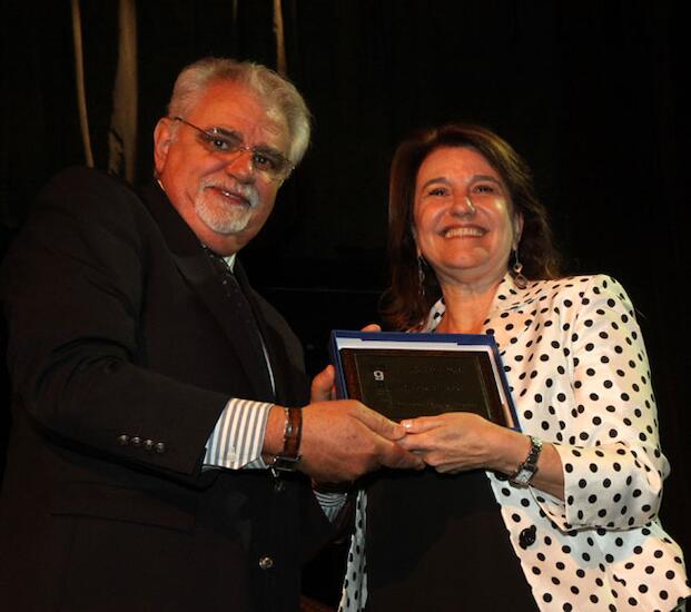 Carlos Ursomarzo le entrega el premio a Mariana Povarché