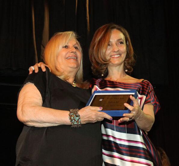 Hilda Solano, secretaria de la Asociación, le entrega a Roxana Olivieri