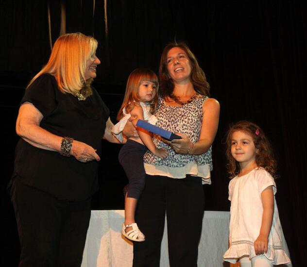 María Paula Zacharías recibe el premio de la AAGA