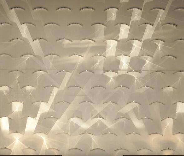 Le Parc, Julio (Argentina, Mendoza, 1928 - ).Inestabilidad. Proposición arquitectural. Donación Torcuato Di Tella (Fundación e Instituto), 1971 Fecha: 1963-1964. Técnica: Madera, Aluminio, materiales varios. Instalación lumínica. Género: cinético. Medidas: 300 x 249 x 57,5 cm.