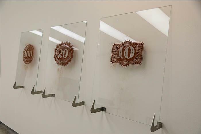 Cristina Piffer. Cien pesos, viente pesos, diez pesos, de la serie “Marcas del dinero”, 2010. Cortesía de la artista